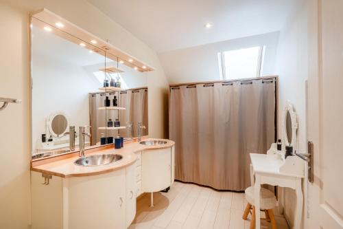 a bathroom with two sinks and a shower at Le Rétro Club Discothèque in Champlay