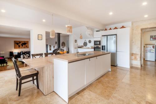 Kuchyň nebo kuchyňský kout v ubytování Le Rétro Club 1980