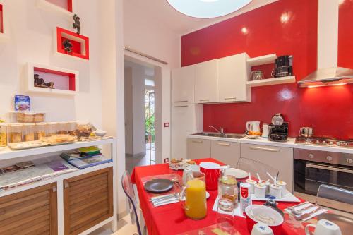 cocina con mesa y pared roja en Casa Stucky, en Udine