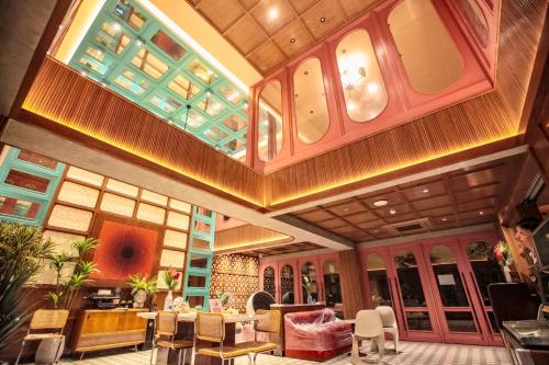 a lobby with a dining area with tables and chairs at Miami Hotel Bangkok in Bangkok