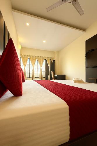 Ένα ή περισσότερα κρεβάτια σε δωμάτιο στο Hotel JB Regency & Banquet Hall ll Family Hotel ll Top Rated Property