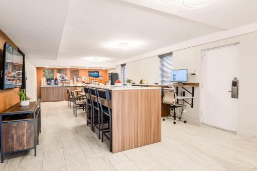 Kuchyň nebo kuchyňský kout v ubytování Clarion Pointe Winston - Salem Downtown