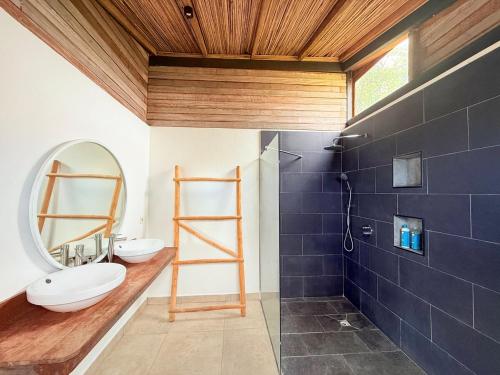 Ένα μπάνιο στο Villa Bali - Plage 10 mn - Piscine à débordement