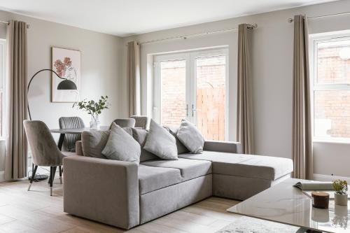 a living room with a couch and a table at Luxurious 2 Bedroom City Centre Apartment Walking Distance to Everything Sleeps 6 in Belfast