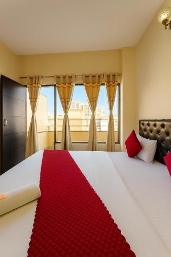 Ένα ή περισσότερα κρεβάτια σε δωμάτιο στο Hotel JB Regency & Banquet Hall ll Family Hotel ll Top Rated Property