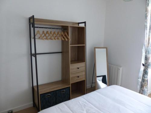 une chambre avec une commode et un miroir dans l'établissement Appartement cozy, à Pleine-Fougères