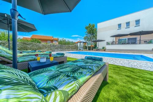 Bazén v ubytování Luxury villa with a swimming pool Dicmo, Zagora - 23249 nebo v jeho okolí