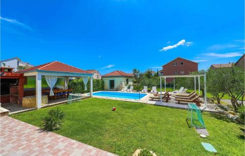 Holiday house with a swimming pool Kastel Luksic, Kastela - 23710