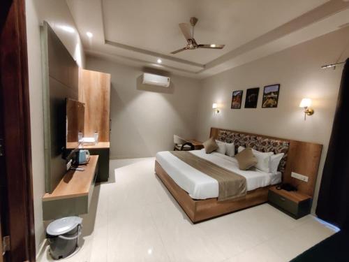 Giường trong phòng chung tại Infinity Hotel & Resort, Chikani , Alwar