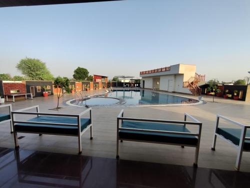 Hồ bơi trong/gần Infinity Hotel & Resort, Chikani , Alwar