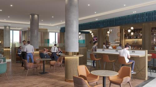 ein Restaurant mit Tischen in der Unterkunft Maldron Hotel Croke Park in Dublin