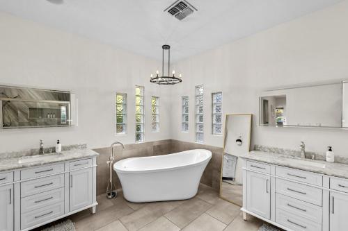 une salle de bain avec une grande baignoire et deux lavabos dans l'établissement Rooftop Hot Tub Epic Red Rock Views, à Sedona
