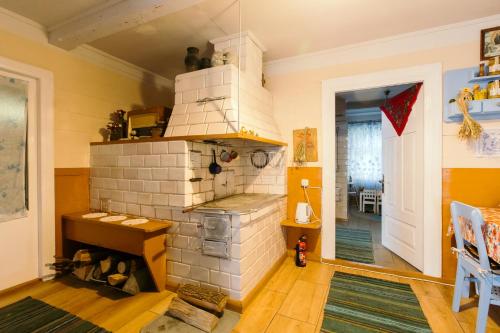 a kitchen with a brick oven in a room at Dom na wsi u Kasi HAJNÓWKA BIAŁOWIEŻA NA WYŁĄCZNOŚĆ in Stare Berezowo