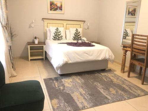 Ένα ή περισσότερα κρεβάτια σε δωμάτιο στο Divine Guest Lodge