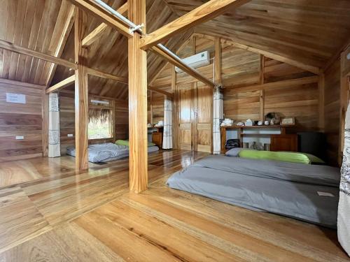 ein Schlafzimmer mit einem Bett in einem Holzhaus in der Unterkunft Na Tuệ An-Homestay 81 Võ Văn Kiệt in Tuyên Quang