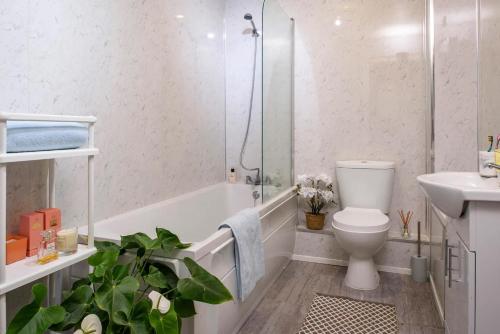 Et badeværelse på Luxury City Apartment Underground Parking 5*