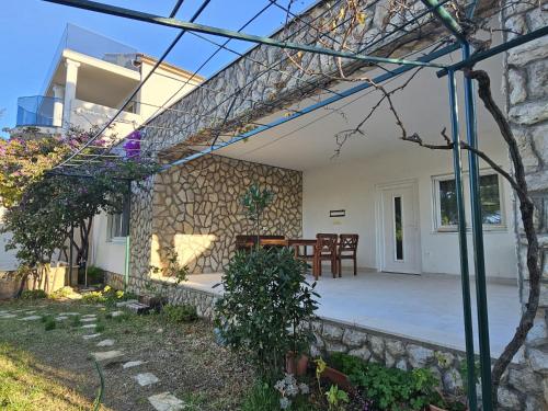 Το κτήριο όπου στεγάζεται  η παραθεριστική κατοικία