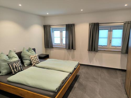 Ένα ή περισσότερα κρεβάτια σε δωμάτιο στο Bergjuwel in Bichl 120qm