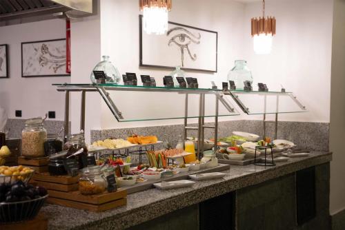 Una línea de buffet con muchos tipos diferentes de comida. en Radisson Residences Cairo Heliopolis, en El Cairo