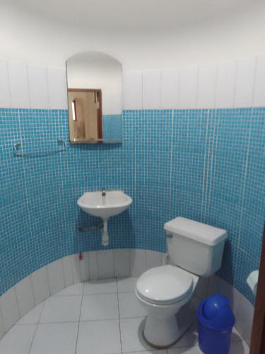 een badkamer met toilet en wastafel bij Emerald forest in Iquitos