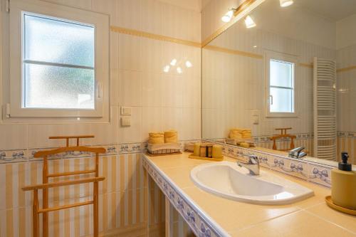 a bathroom with a sink and a mirror at Au Paradis Des Hotes - Chambre Ile in Fouras