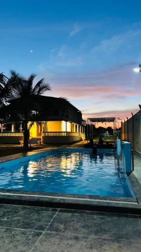 Bazén v ubytování Sagar Mango Farm nebo v jeho okolí