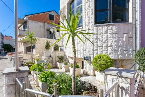 Seaside apartments with a swimming pool Okrug Gornji, Ciovo - 11374