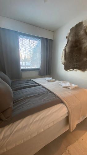 En eller flere senge i et værelse på Arctic Apartment