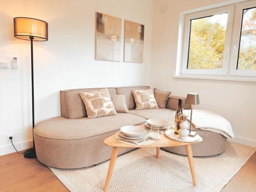 een woonkamer met een bank en een tafel bij Eulennest mit Whirlpool und Sauna in Bermel