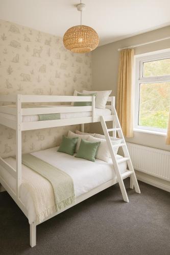 Litera blanca en una habitación en The Holm, en Canonbie