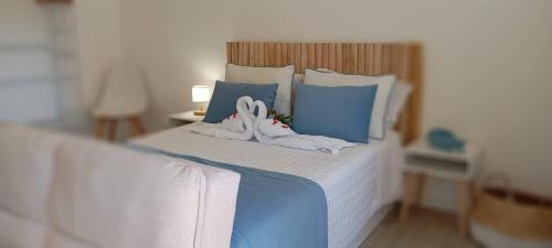 une chambre avec un lit avec deux chaussures dessus dans l'établissement Sweet Home Casa dos Arcos 310, à Praia da Rocha