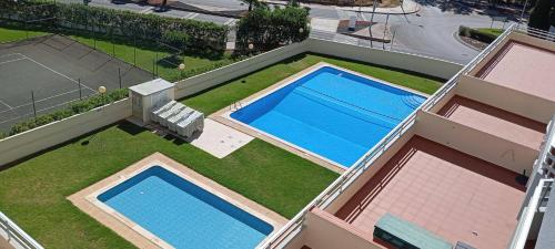 - une vue aérienne sur une maison avec 2 piscines dans l'établissement Sweet Home Casa dos Arcos 310, à Praia da Rocha
