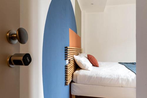 科莫Como Lake Chic Retreat的靠在沙发旁边的墙上的冲浪板