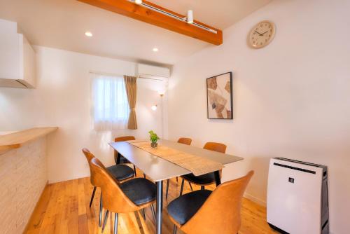 a kitchen and dining room with a table and chairs at Villas Waraku in Fujiyoshida