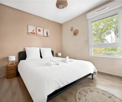 Ένα ή περισσότερα κρεβάτια σε δωμάτιο στο Parking privé, Terrasse & Jardin, Cosy & Moderne