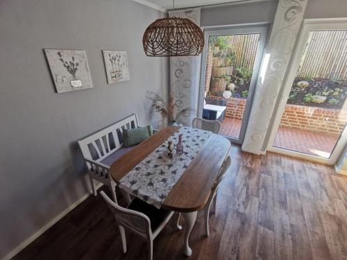 a dining room with a wooden table and chairs at Ferienwohnung Am Heimathof in Dorsten