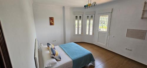 a hospital room with a bed and a window at Casa Rural Los Gaspares in La Carlota