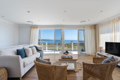 Posezení v ubytování Bawley Blue - oceanfront 4BR pet-friendly retreat