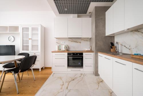 Kolska Spacious Apartment by BookingHost