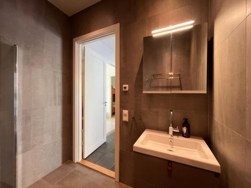 a bathroom with a sink and a mirror at Åre Stay - VM huset centralt i Åre in Åre