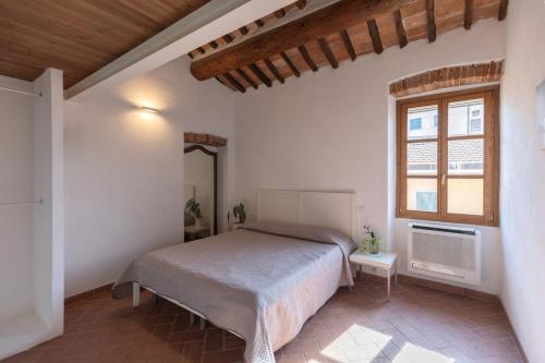 a bedroom with a bed and a window at Appartamento Piazzetta 5 by ElbaSummer in Portoferraio
