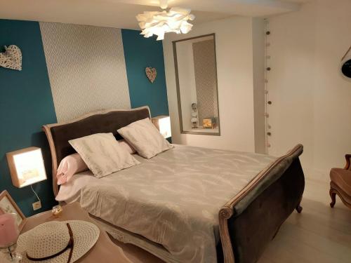 une chambre avec un grand lit avec deux oreillers dans l'établissement Logement de Charme en centre ville, à Lesneven