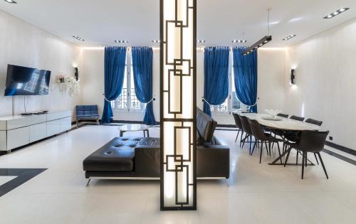 110 m2 golden square, renovated, 20metres croisette, parking private