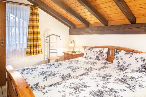 a bedroom with a bed and a wooden ceiling at Ferienwohnung Hufenus in Breisach am Rhein
