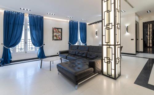 110 m2 golden square, renovated, 20metres croisette, parking private