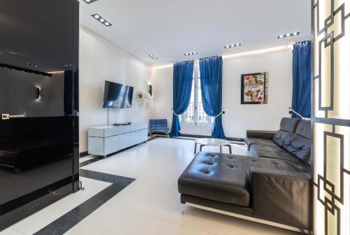 110 m2 golden square, renovated, 20metres croisette, parking private