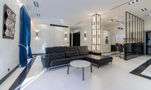 110 m2 golden square, renovated, 20metres croisette, parking private