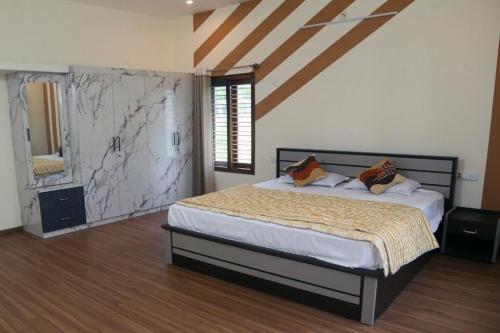 Ένα ή περισσότερα κρεβάτια σε δωμάτιο στο Nirmala Dhama Farmstay - Serene Family Retreat