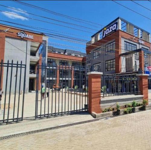un edificio con una valla delante en Cynergy 1b Apartment, Muthiga , Waiyaki Way, en Nairobi