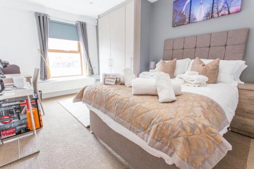 En eller flere senge i et værelse på Spacious 4 Bedroom Apartment in Oxford City Centre, Near Colleges & Botanical Gardens